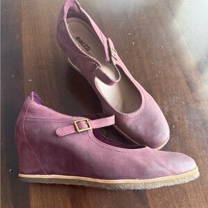 Earth Women's Plum Wedge Shoes